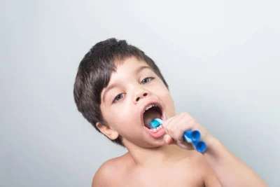 RIE Infancia iniciativa Natalia Brujes articulo blog El reto de las rutinas en casa cepillado de dientes